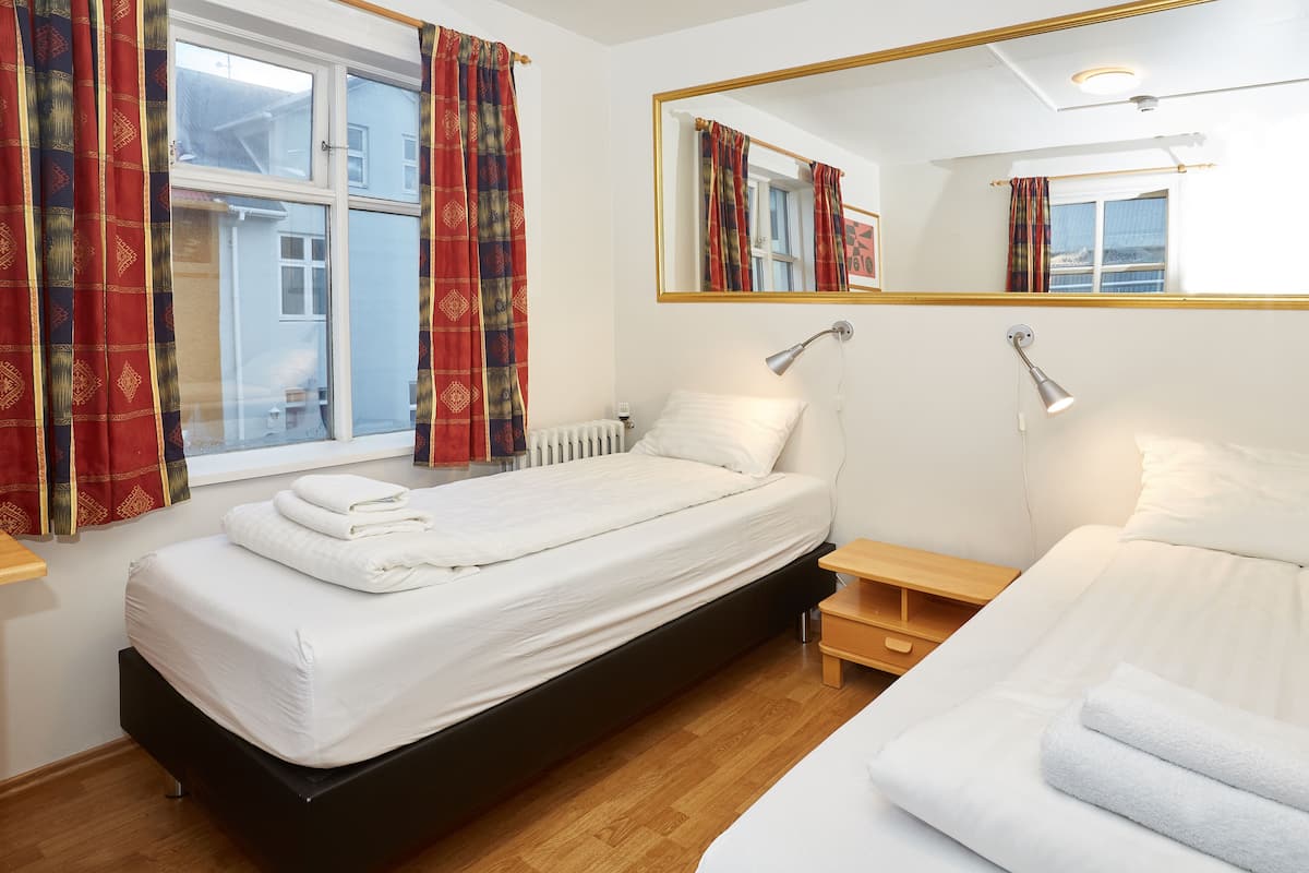 Chambre Économique avec lits jumeaux, 2 lits une place, coin cuisine | 1 chambre, rideaux occultants, Wi-Fi gratuit, draps fournis