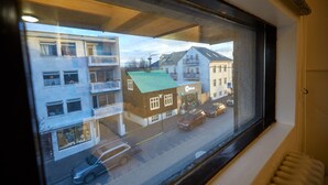 Yhden hengen perushuone, keittotila | Näkymä kadulle