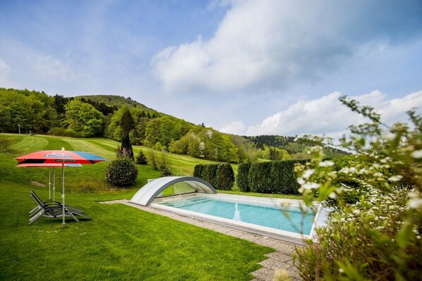 Innenpool, Außenpool (je nach Saison geöffnet)