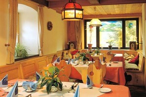 Tägliches Frühstücksbuffet (20 EUR pro Person)