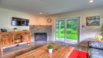 Télévision, cheminée, lecteur de DVD, médiathÚque