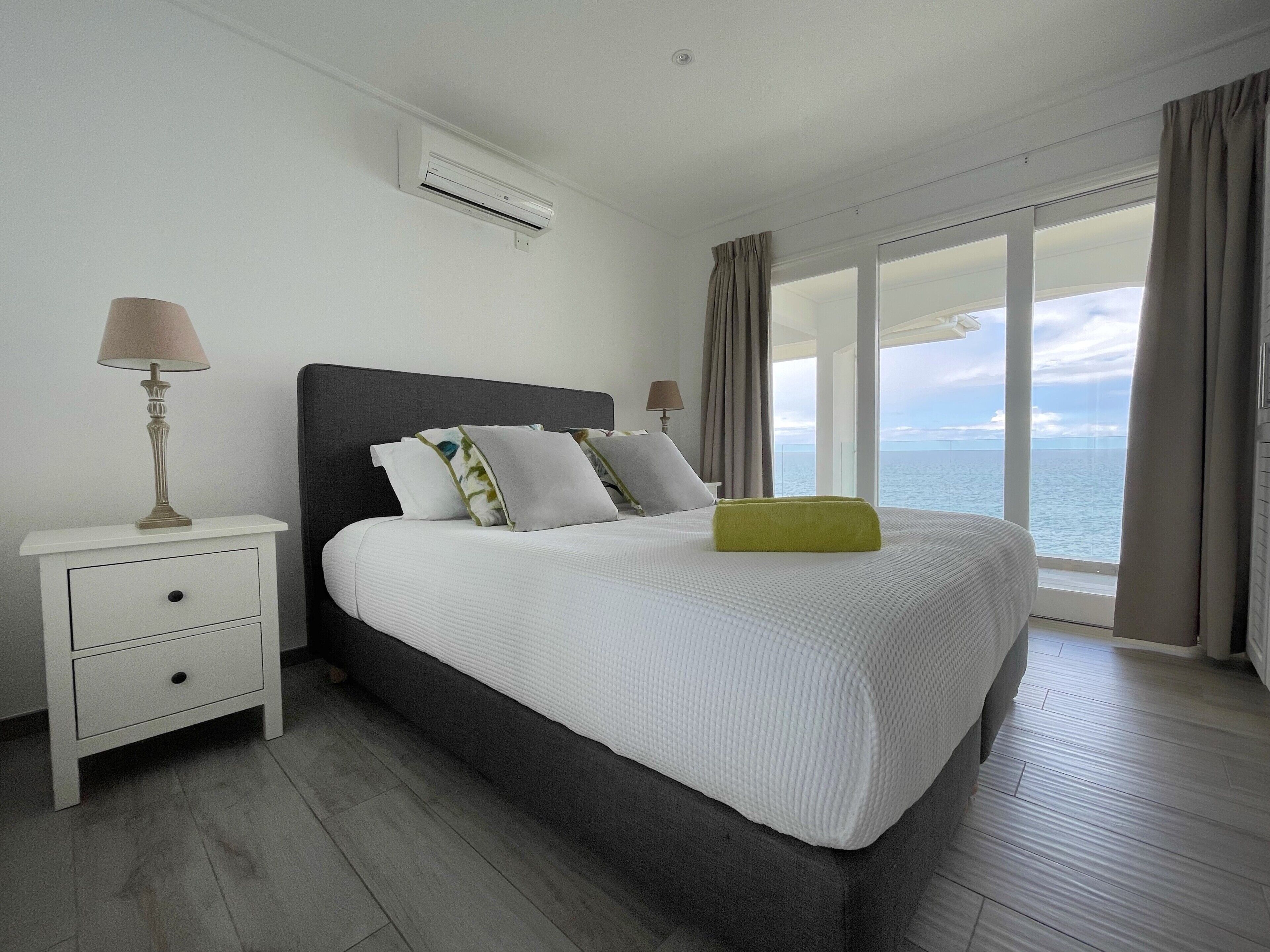 Apartamento superluxo, terraço | Cofres nos quartos, individualmente decorados, escrivaninha