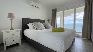 Apartamento superluxo, terraço | Cofres nos quartos, individualmente decorados, escrivaninha