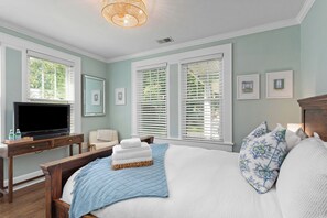 2 bedrooms, iron/ironing board, travel cot, free WiFi - Luxury Bungalow Steps Away From Trendy Avondale & 5 Minutes to Downtown (Charleston)