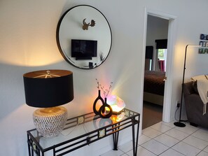 3 habitaciones, tabla de planchar con plancha y cuna de viaje 