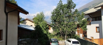 "Central Apartment for 5, Near Slopes, Balcony, Parking, and Free Wi-Fi"