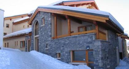 Appartement cosy, 5 pers, centre village, proche pistes, balcon, parking, WIFI, draps inclus