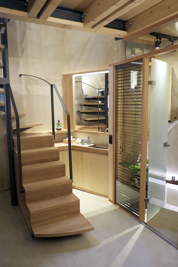 Design-Haus | Badezimmer | Dusche, kostenlose Toilettenartikel, Haartrockner, Hausschuhe