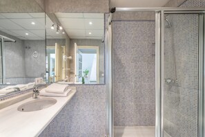 Shower, hair dryer, bidet, towels