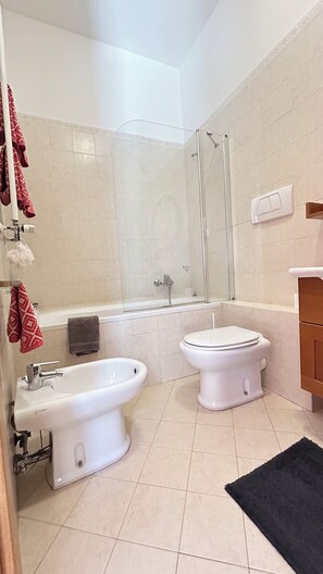 Duschwanne, Haartrockner, Bidet, Handtücher