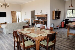 Departamento (Maluti View) | Área de sala de estar | Televisión de pantalla plana