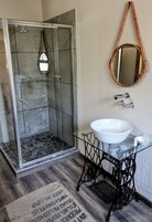 Family Apartment | Bathroom | Free toiletries, towels