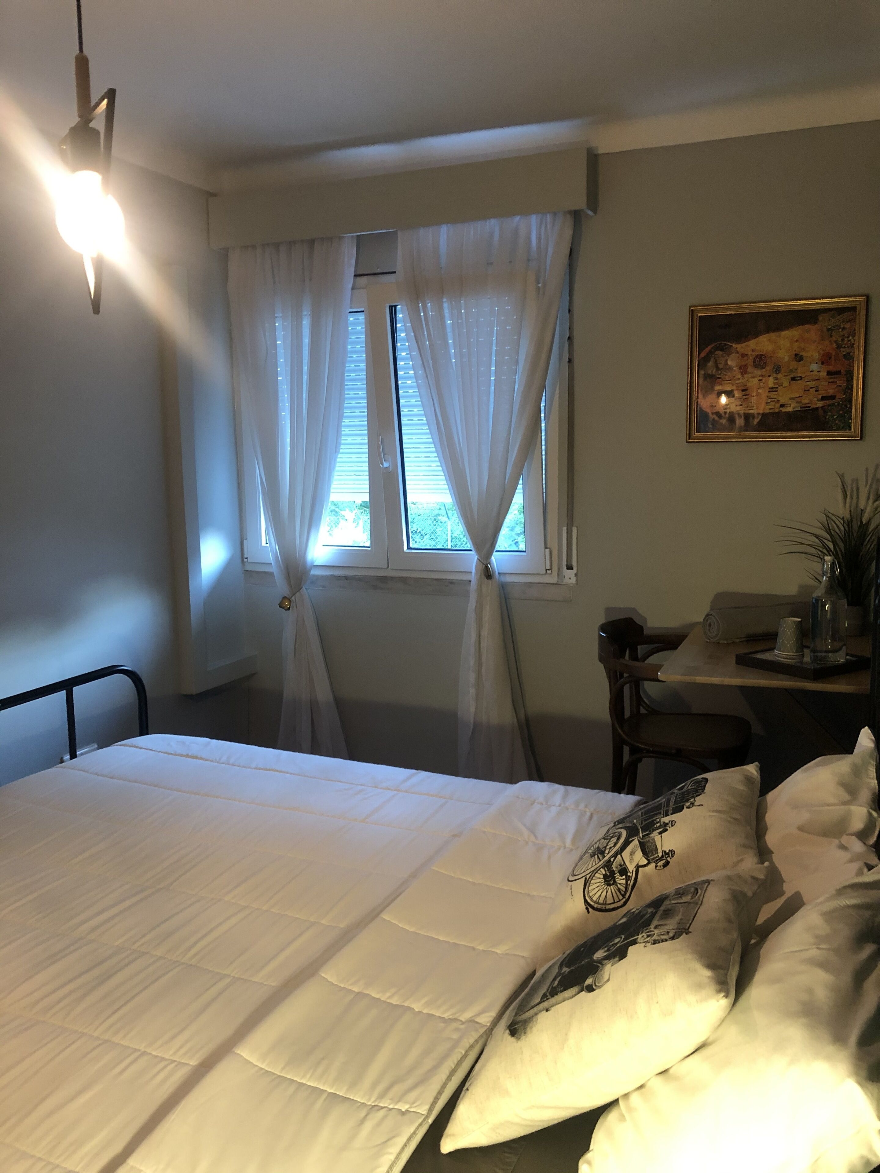 Une chambre à coucher avec un lit, un bureau et une chaise.