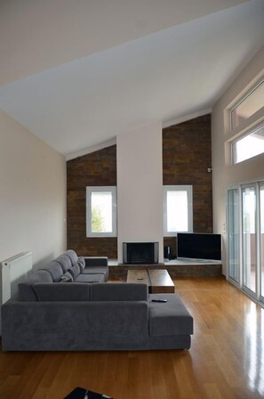 فيلا | غرفة المعيشة | تلفزيون بشاشة مسطحة، وحدة تحكم لألعاب الفيديو، برامج وأفلام نتفليكس