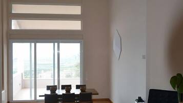 Villa | Living area | Flat-screen TV, video game console, Netflix, DVD player