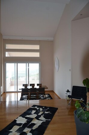 Villa | Área de sala de estar | Televisión de pantalla plana, consola de videojuegos y Netflix 