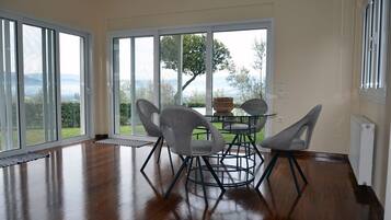 Villa | In-room dining