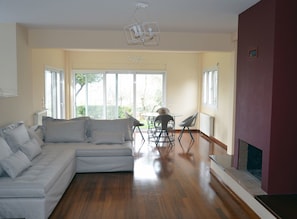 Villa | Living room | Flat-screen TV, video game console, Netflix, DVD player