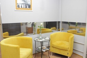 Coin salon dans le hall