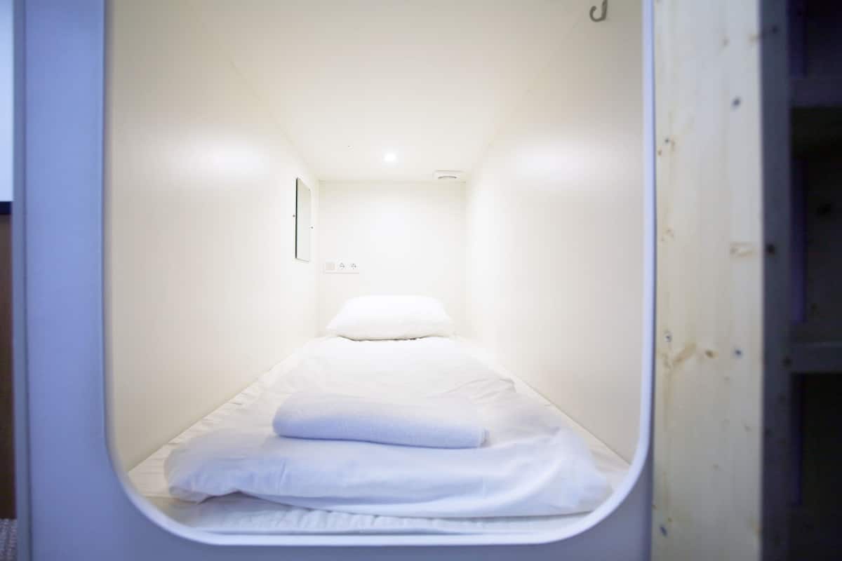 Chambre (Capsule) | Fer et planche Ă repasser, Wi-Fi gratuit, draps fournis