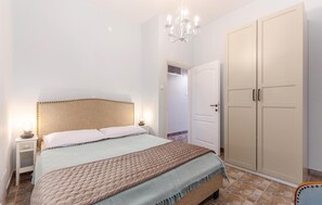 2 chambres, coffres-forts dans les chambres, lit parapluie