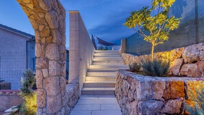 A stone staircase leading up to a building, surrounded by walls and plants. - Awesome apartment in Dramalj with sauna (Dramalj)