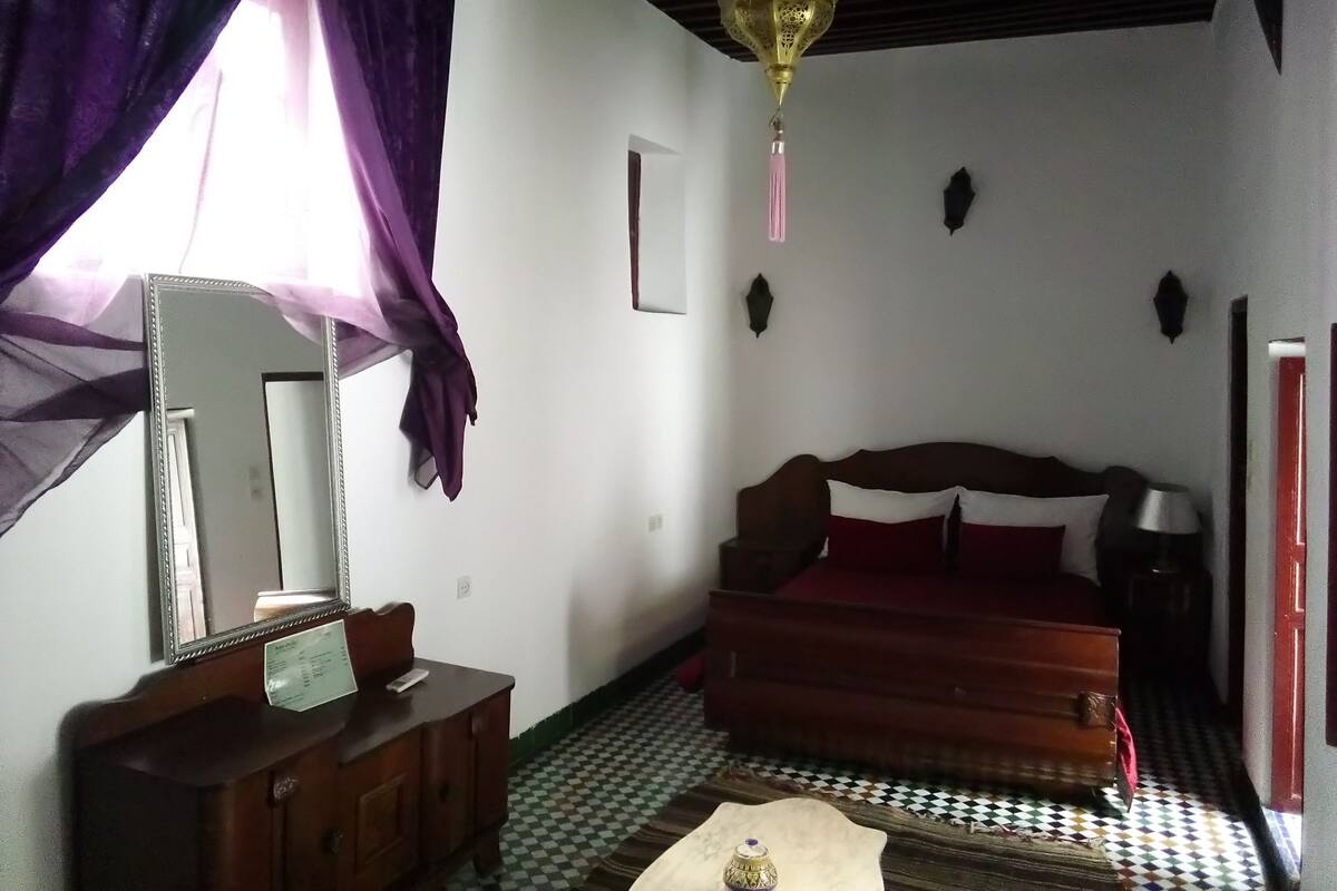 Classic-Dreibettzimmer (Splendid Lavender) | Hochwertige Bettwaren, individuell dekoriert, Verdunkelungsvorhänge