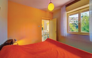 1 bedroom, bed sheets