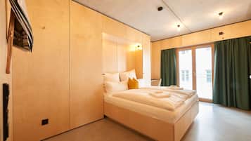 Double Room | 1 bedroom, in-room safe, desk, blackout drapes