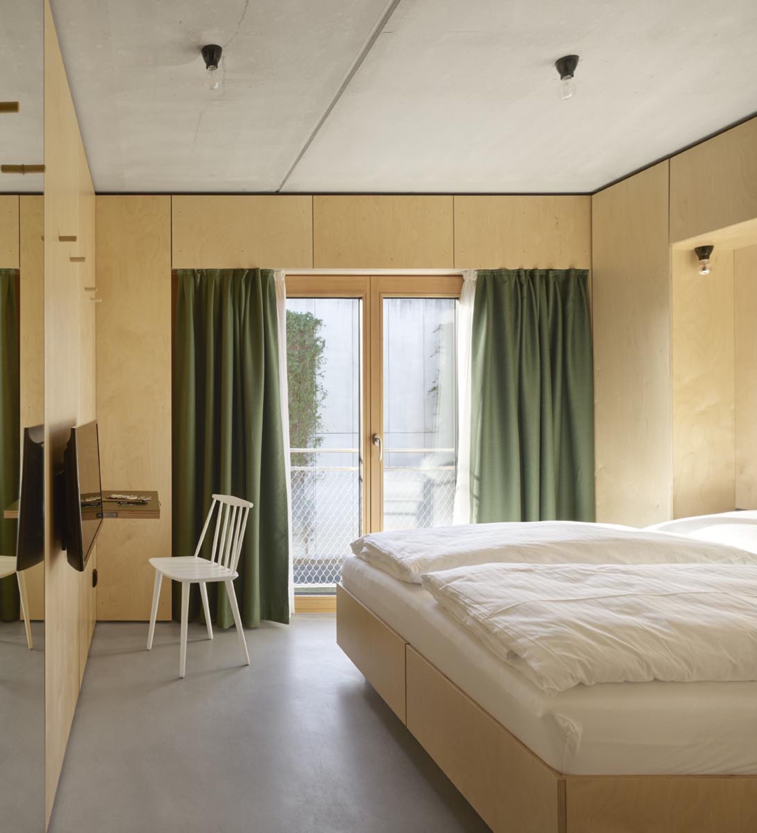 standard double room | in-room safe, desk, blackout curtains, soundproofing