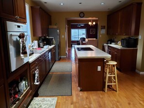 Een magnetron, een vaatwasser, een koffiezetapparaat/waterkoker