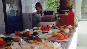 Un buffet proposant une variété de fruits et de légumes.