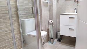 Dusche, Haartrockner, Handtücher, Seife