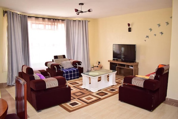 32-tums platt-tv med kabelkanaler och tv