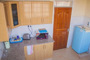 Fridge, microwave, stovetop, coffee/tea maker - Joy Comfort Homestay (Syokimau)
