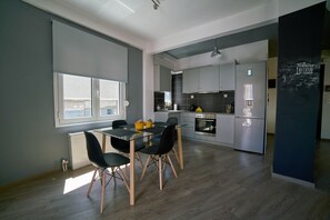 City-Apartment, Terrasse | Eigene Küche | Großer Kühlschrank, Ofen, Herdplatte