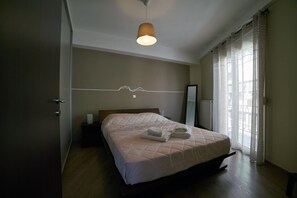 Desk, blackout curtains, soundproofing, iron/ironing board - V&V Central & Elegant Apartment (Athens)