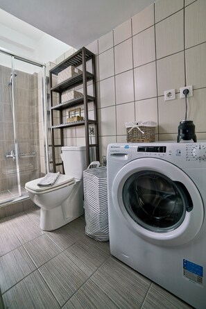 City appartement, terras | Badkamer | Een douche, gratis toiletartikelen, een haardroger, handdoeken