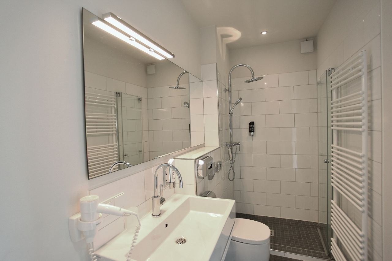 basic double room | bathroom | towels