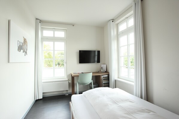 غرفة مزدوجة بتجهيزات أساسية | ميني بار ومكتب وتجهيزات عازلة للصوت وواي فاي مجانًا