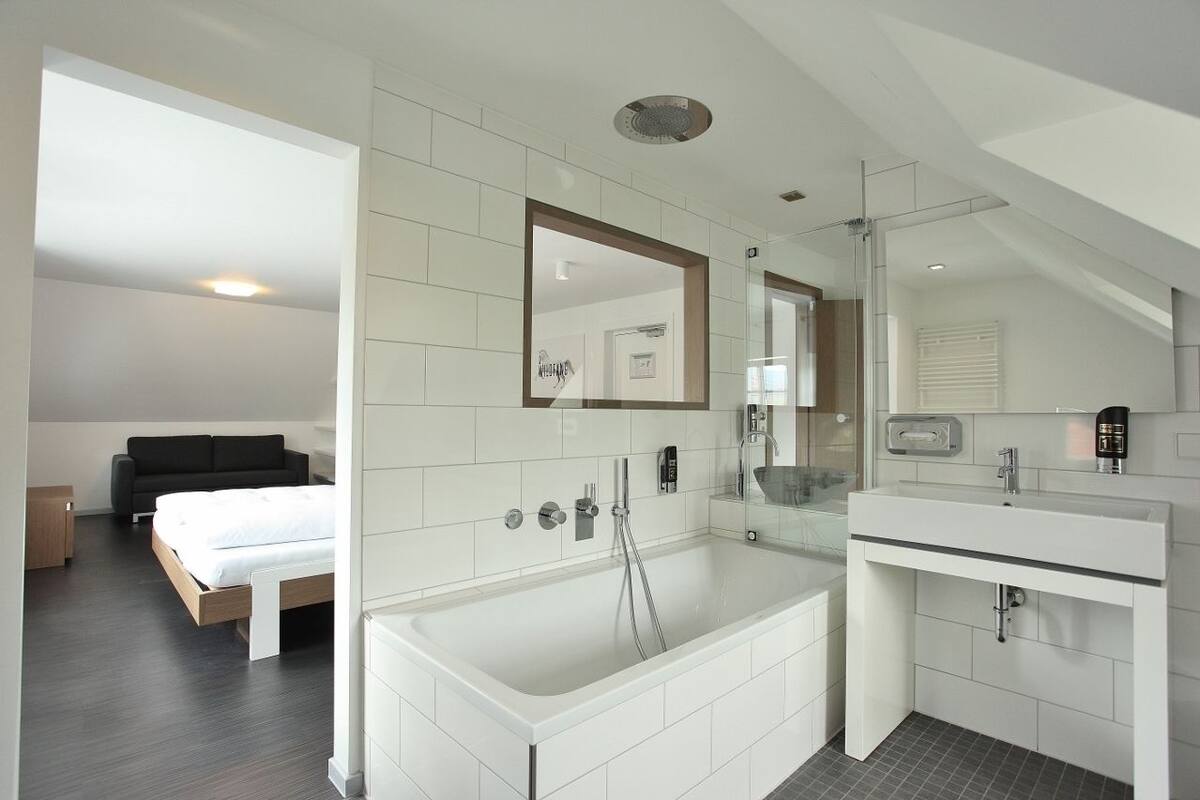 suite | bathroom | towels