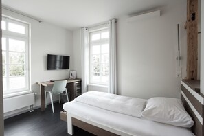 Basic Double Room | 1 bedroom, minibar, desk, soundproofing