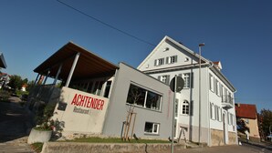Un edificio con un cartel que dice "ACHTERENDER Restaurant".