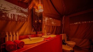 Tente familiale | Salle de bain | Douche, douche cascade, articles de toilette griffés
