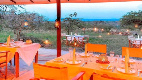 供应早餐、午餐和晚餐,本地与国际菜