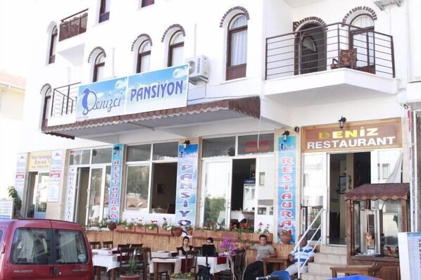 En restaurang som heter ”Pansiyon” och som har uteservering och en väl synlig entré.