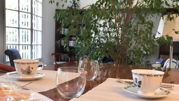 Tägliches inbegriffenes einheimisches Frühstück