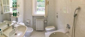 Hair dryer, bidet, towels, soap - B&B Le Magnolie (Carimate)