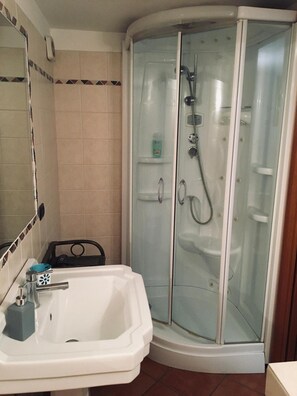 Hair dryer, bidet, towels, soap - B&B Le Magnolie (Carimate)
