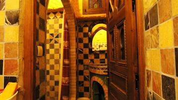 Shower, rainfall showerhead, free toiletries, towels